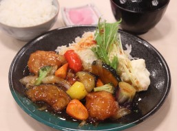 B.鶏と野菜の黒酢あんかけ定食